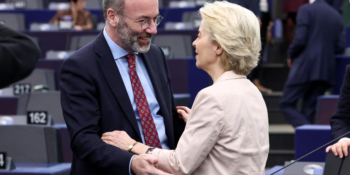 Ursula von der Leyen és Manfred Weber EPP-elnök a november 27-i európai parlamenti ülésen 