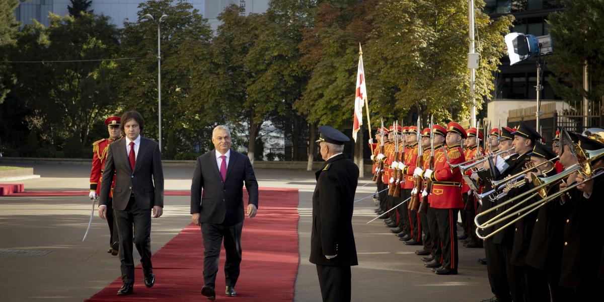 A Miniszterelnöki Sajtóiroda által közreadott képen Orbán Viktor miniszterelnököt (k) katonai tiszteletadással fogadja Irakli Kobakhidze georgiai miniszterelnök (b) Tbilisziben 2024. október 29-én. 