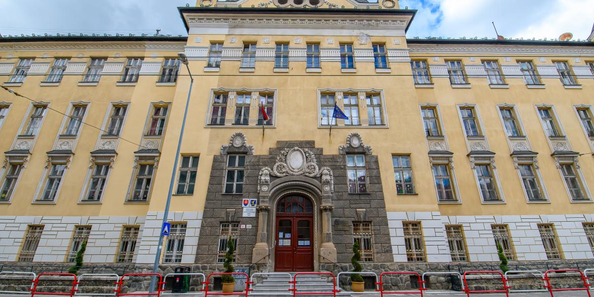 Képünk illusztráció. Magyar tannyelvű általános iskola és gimnázium Pozsonyban. 