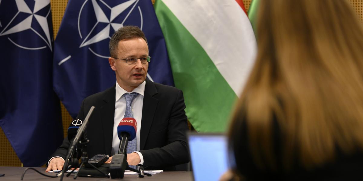 Szijjártó Péter sajtótájékoztatót tart a NATO-tagországok külügyminisztereinek találkozóján Brüsszelben, december 4-én 