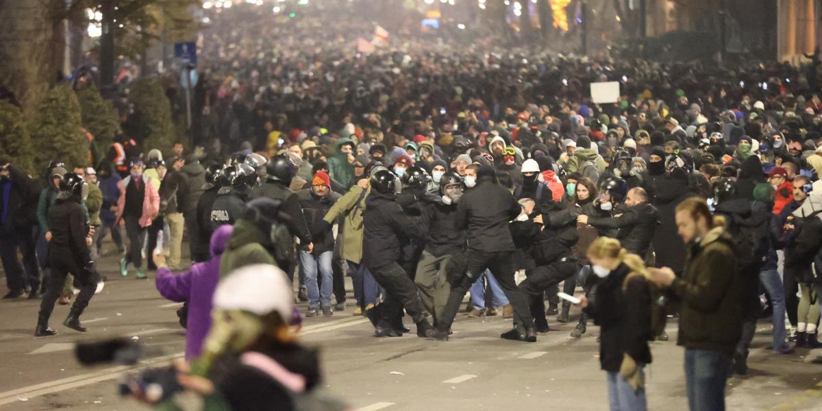 Tüntetők a parlament épületénél 2024. december 6-án Tbilisziben