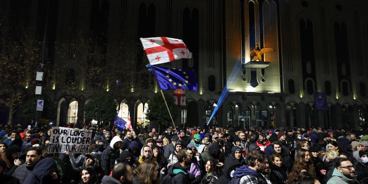 Kormányellenes tüntetők Tbilisziben a grúziai parlament előtt 2024. december 8-án. 