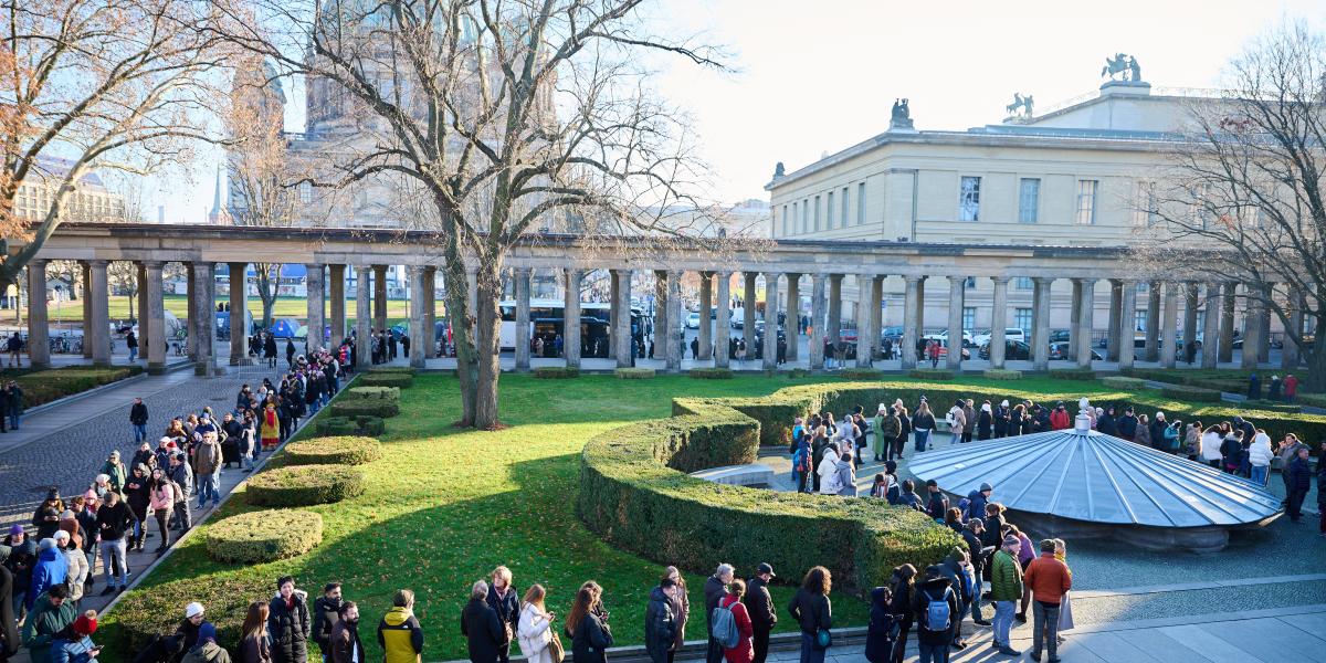 Látogatók sorban állnak, hogy bejussanak a berlini Múzeum-szigeten lévő egyik intézménybe