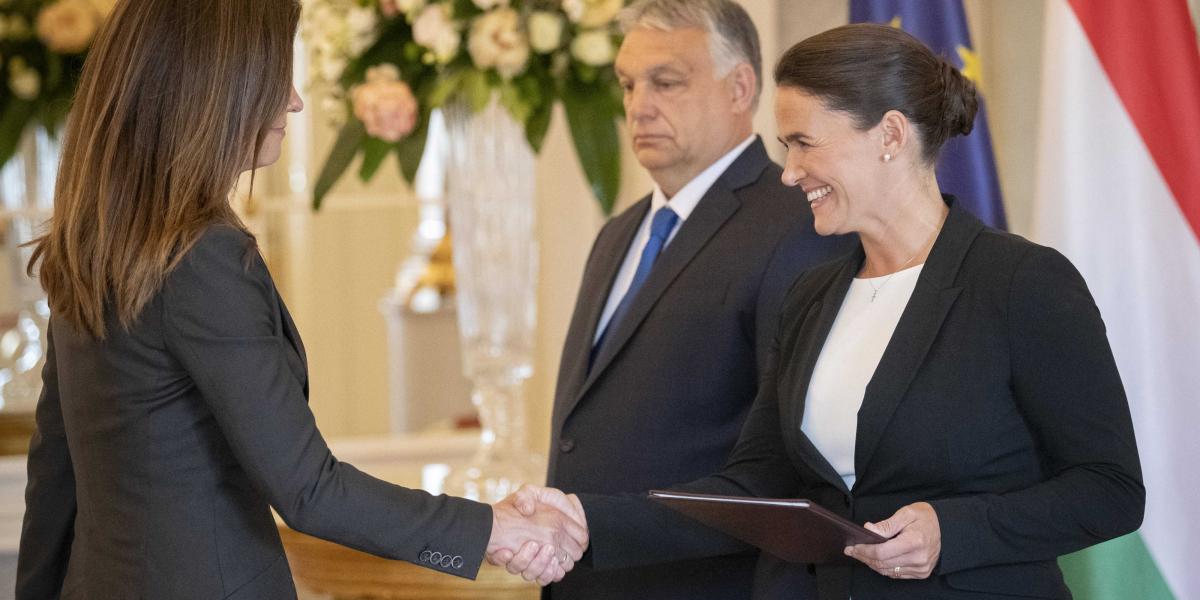 Varga Judit egykori igazságügyi miniszter kezet ráz Novák Katalin egykori államfővel. A háttérben Orbán Viktor. A férfi maradt