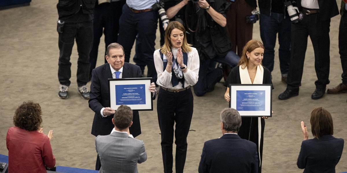 Roberta Metsola (középen), Edmundo Gonzalez Urrutia és María Corina Machado lánya, aki anyja nevében átvette a kitüntetést