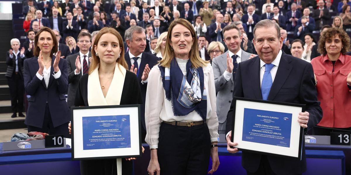 María Corina Machado, Roberta Metsola és Edmundo González Urrutia a díjátadón