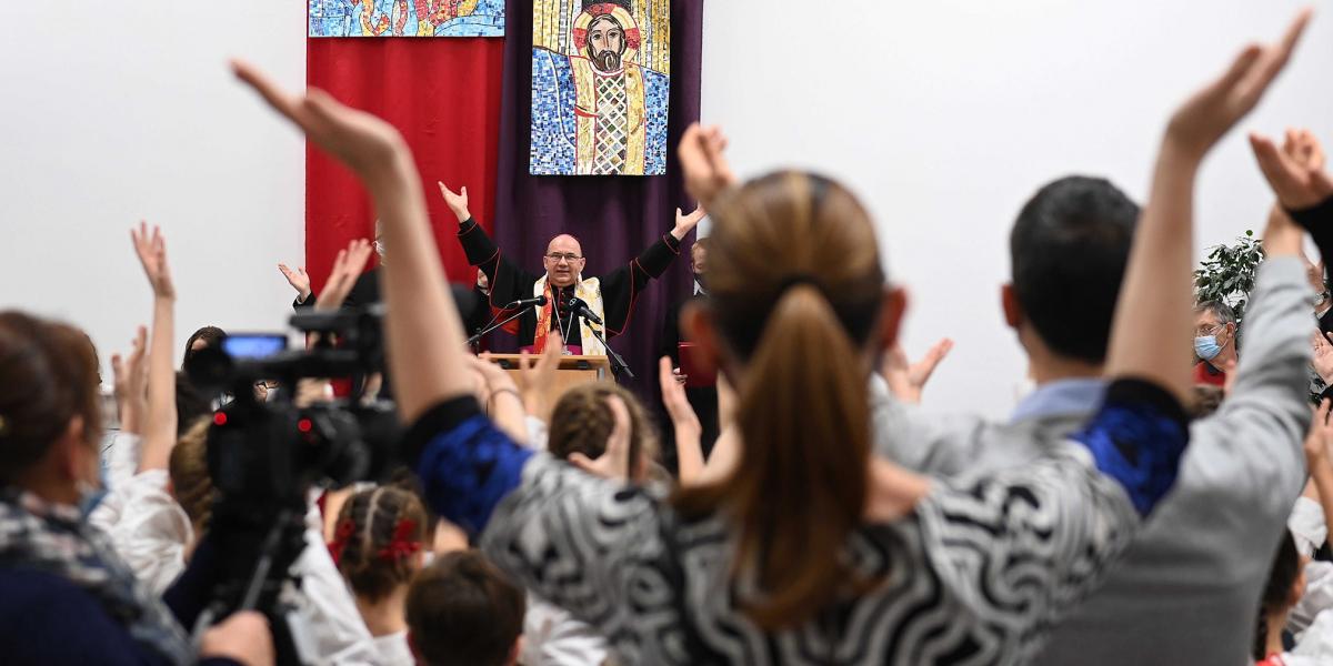 „A tanárok nem csak a pénzre hajtanak, és ez lehetővé teszi, hogy odafigyeljenek a tanulókra”