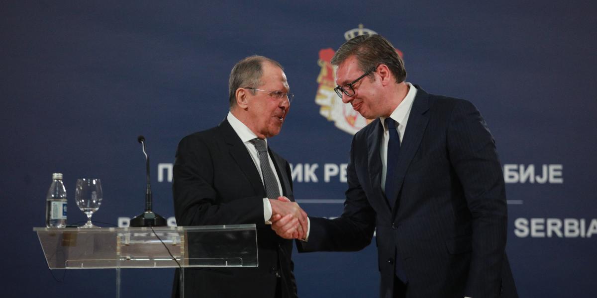 Szergej Lavrov és Aleksandar Vucic 2021. október 10-én Belgrádban