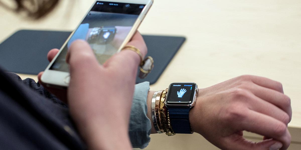 Egy iPhone 6 és Apple Watch felhasználó - Képünk illusztráció 