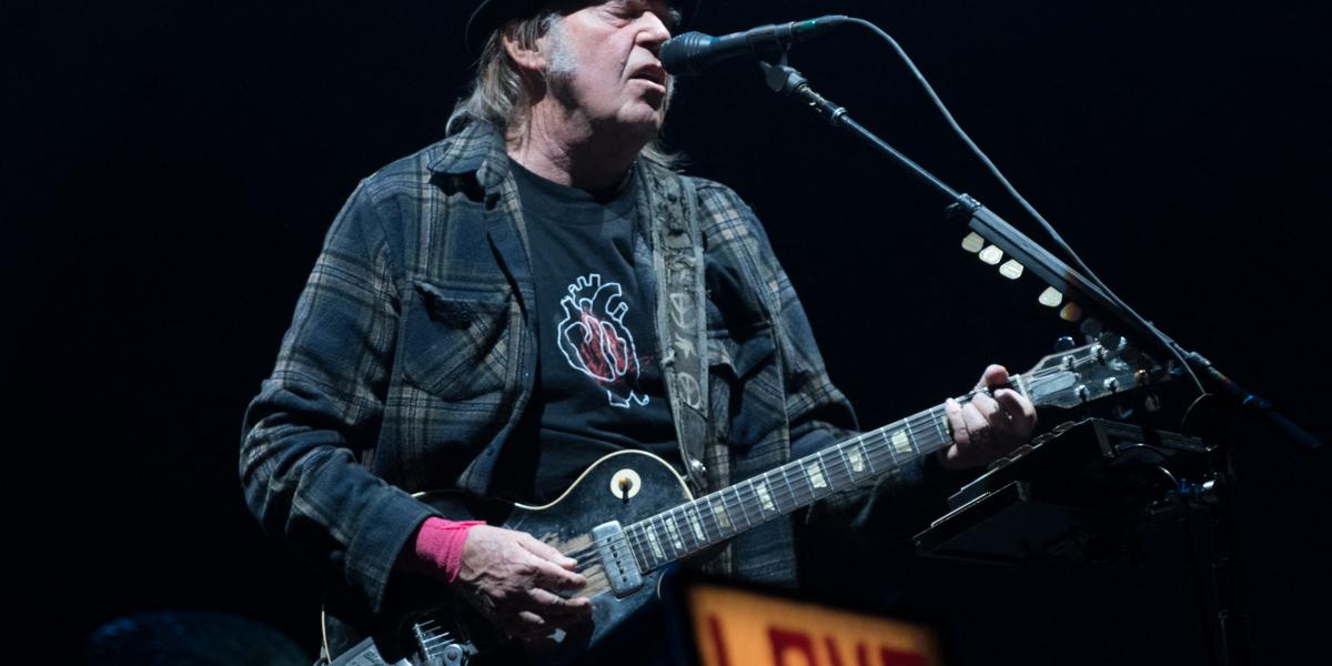 A dalszerző-énekes Neil Young hisz az élő show varázsában