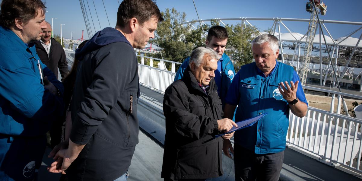 Orbán Viktor ellenőrzi a dunai árvízvédelmi munkát 2024. szeptember 21-én. Jobbra Láng István, az Országos Vízügyi Főigazgatóság főigazgatója 