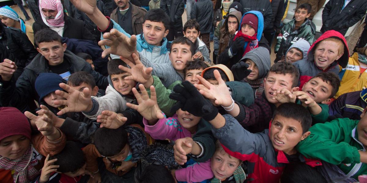 Jazidi menekültek egy iraki táborban humanitárius segélyosztás közben FOTÓ: EUROPRESS/GETTY IMAGES/MATT CARDY