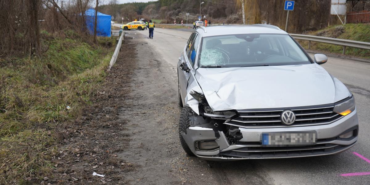 Rendőrök helyszínelnek a 3-as főúton Bagnál, ahol egy személyautó elgázolt egy 27 éves nőt és hároméves gyermekét