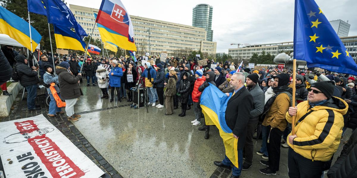 Szlovák, ukrán és uniós zászlók együtt egy decemberi Fico ellenes pozsonyi tüntetésen