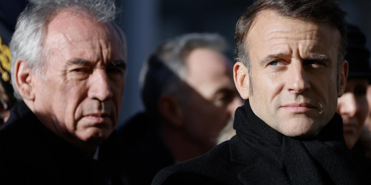 Emmanuel Macron új miniszterelnökének, Francois Bayrou-nak súlyos bizalmi válsággal kell szembenéznie