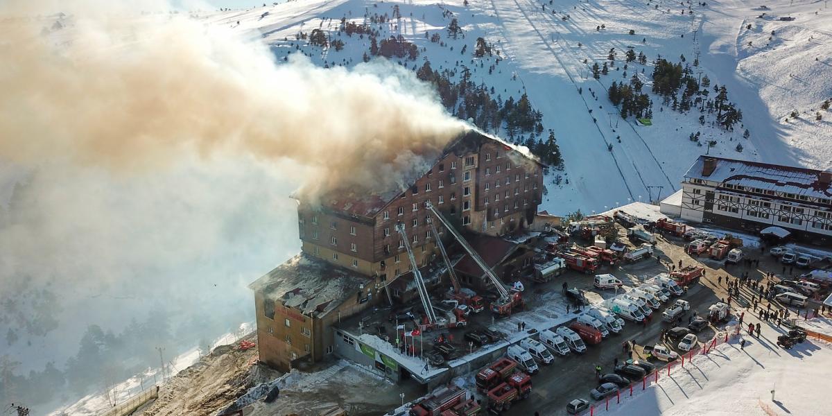 A szálloda lángjainak oltása január 21-én 