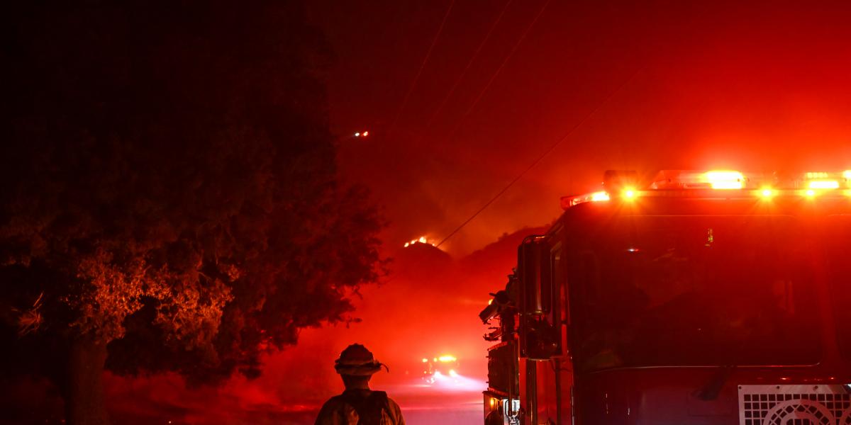 Tűzoltók küzdenek a lángokkal a Los Angeles megye északnyugati részén található Castaicban