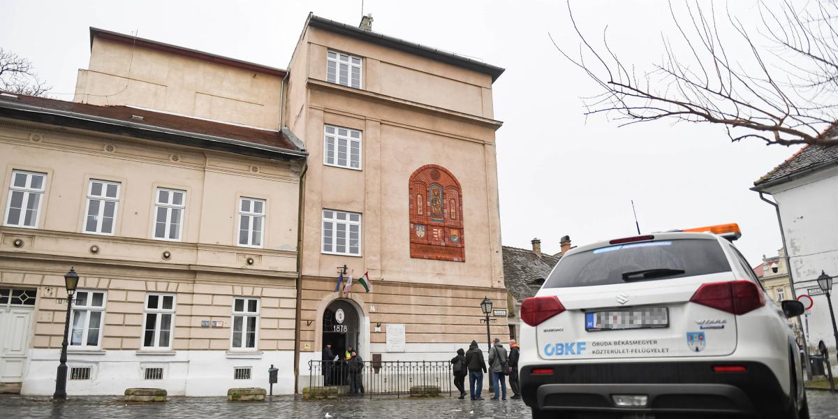 Bombariadó az Óbudai Gimnáziumban