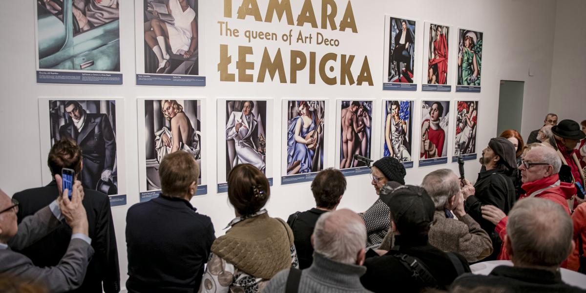 Tamara Łempicka képeinek reprodukciói is tömeget vonzanak. Munkásságának a legnagyobb, legizgalmasabb része az 1920-as és a 30-as évek