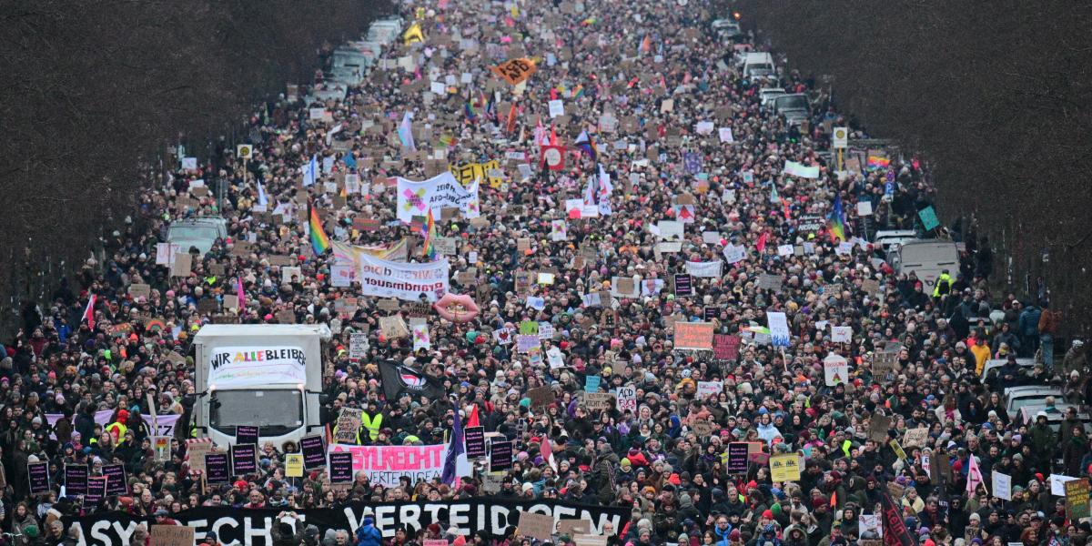 Tüntetők vonulnak Berlinben a szélsőjobboldali AfD-vel való együttműködés elleni demonstráción 2025. február 2-án.