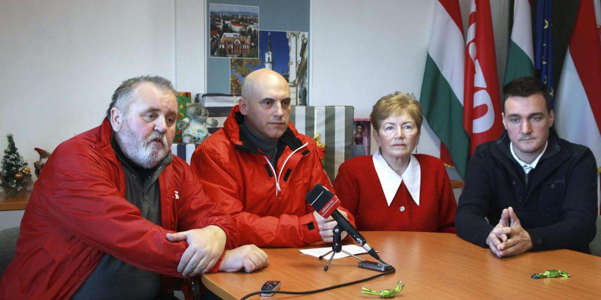 Gőgös Zoltán elnökhelyettes, Tóbiás József pártelnök, Juhász-Kun Márta, a párt veszprémi nőtagozatának elnöke és Mihályi Balázs,