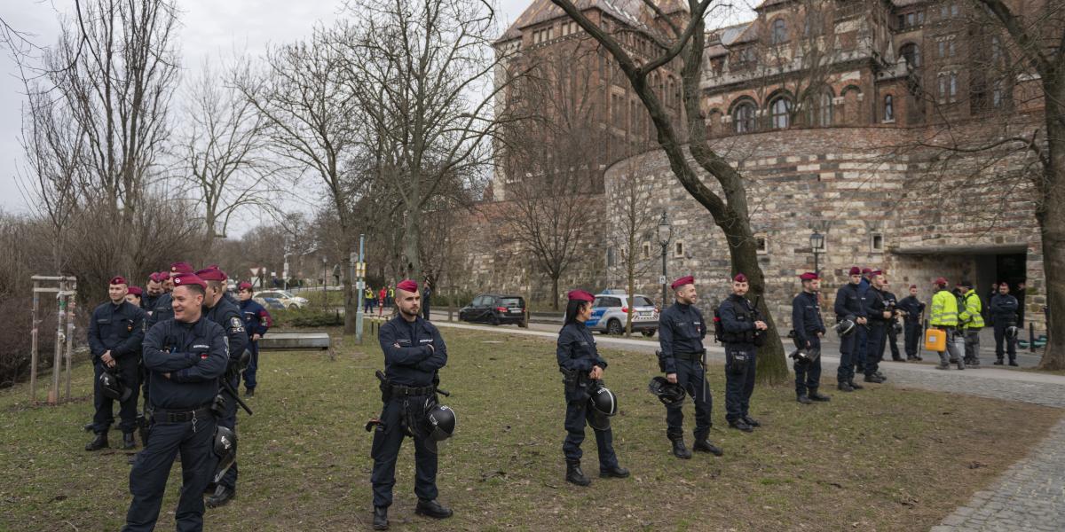 Rendőrsorfal a Budai Várban 2024. február 10-én, a kitörés-napi rendezvények idején 