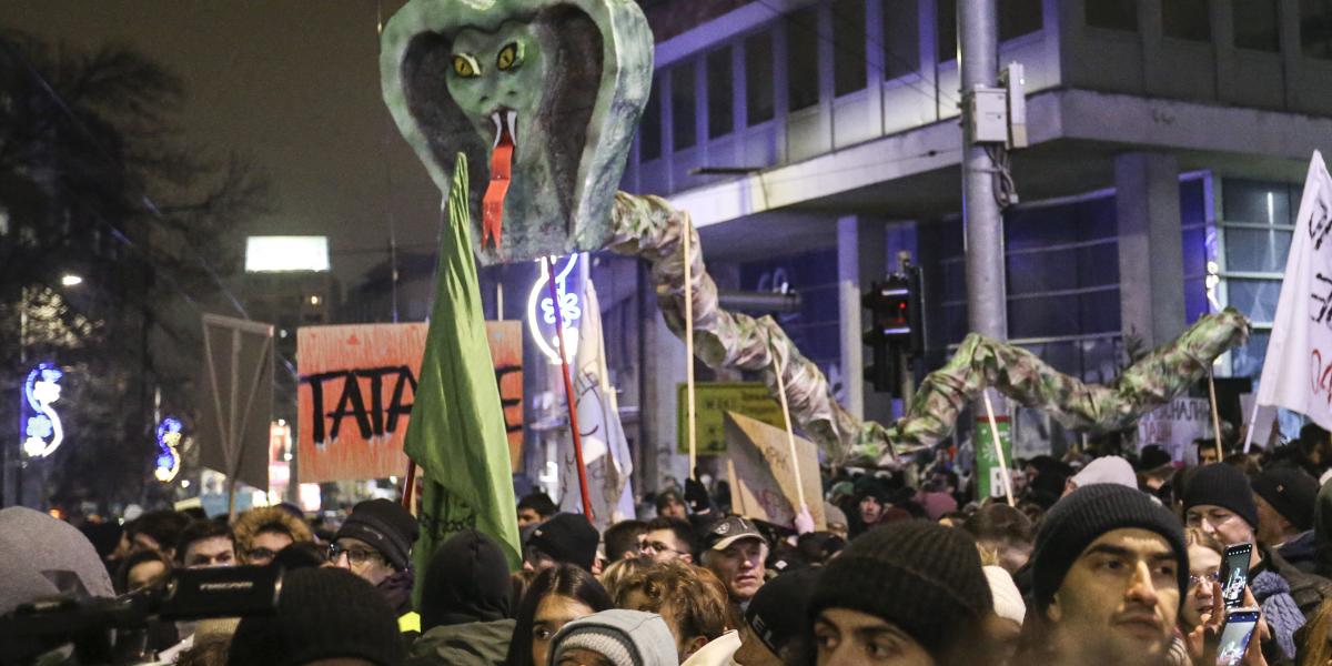 Tüntettek a vajdasági RTV épülete előtt, de munkatársaknál is kezd betelni a pohár a média diktatórikus irányítása miatt