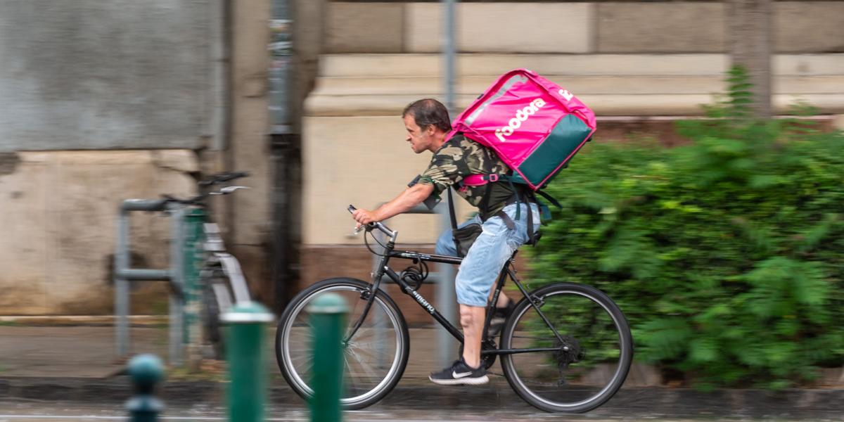 Foodora futár 2024 július 8-án Budapesten. 