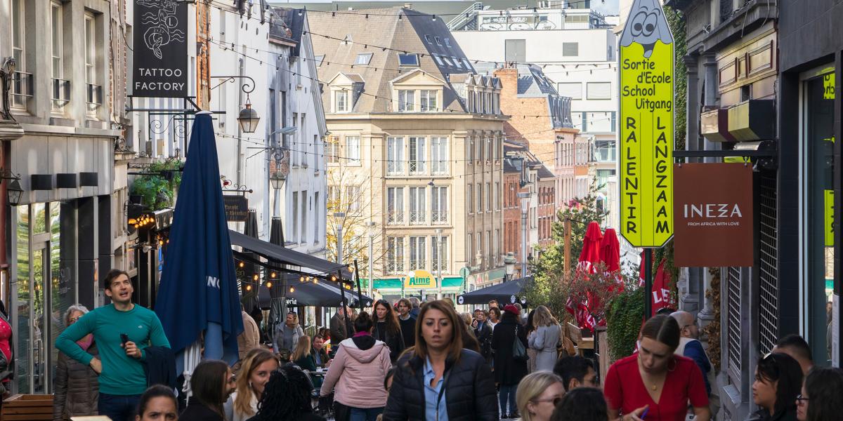 Brüsszeli utcakép.
Máshogy
éljük a hétköznapokat,
más
a nyelv és az
éghajlat, másfajták
a történelmi
rendszerek, más
a barátság és a
lakhatás, elégtelenségeink
és a
hibáink