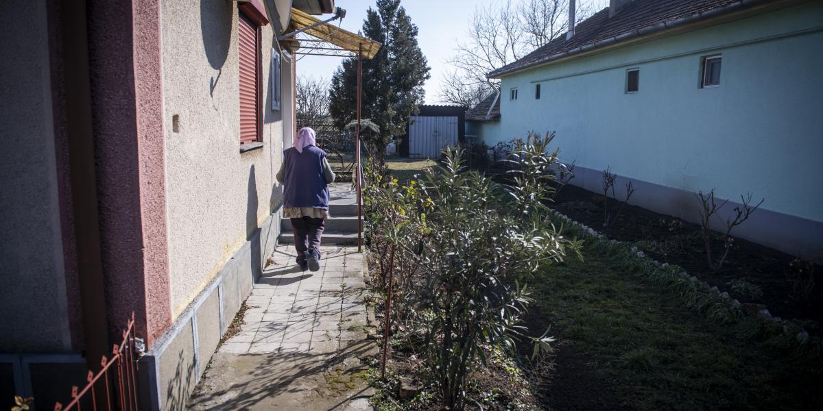 Az önerőt kevés nyugdíjas tudja előteremteni, ráadásul a felújításokat számlákkal kell igazolni, az építési vállalkozók pedig áfával is megterhelik az adott munkadíjat