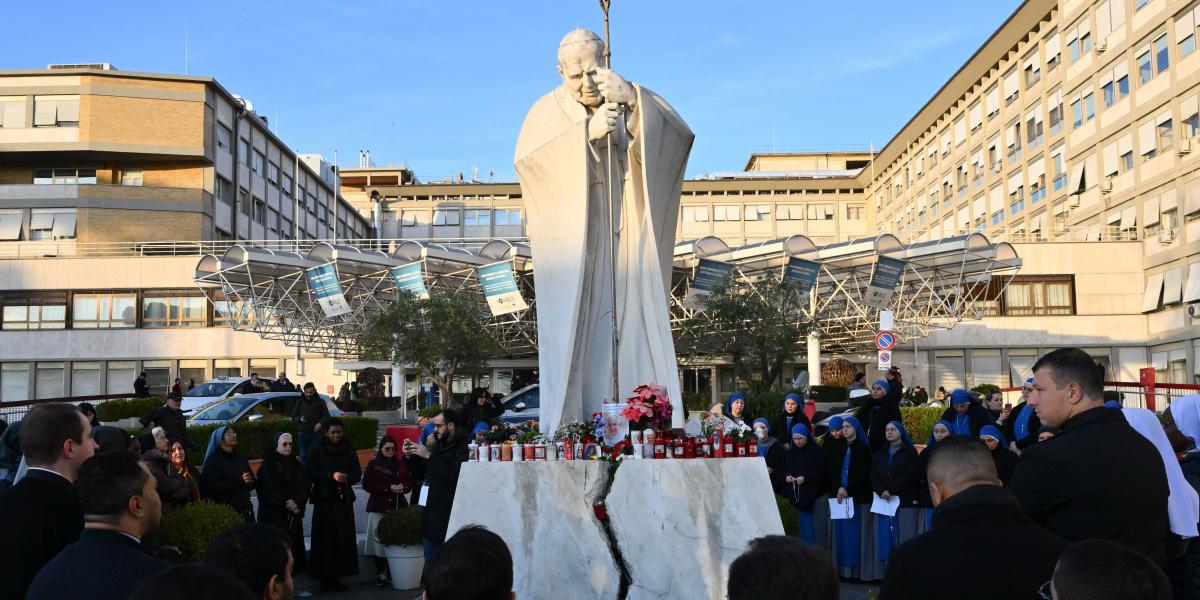 Szombaton is imádkoztak a hívek Ferenc pápáért a római Gemelli kórháznál