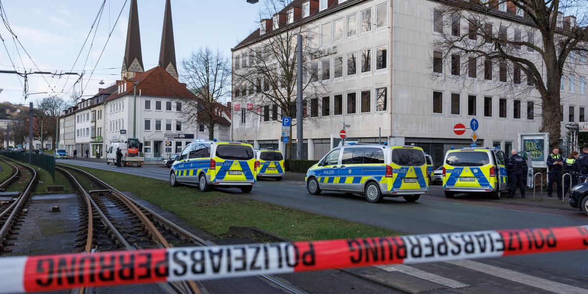 Rendőrök az északnyugat-németországi Bielefeld városában található bíróság épületénél