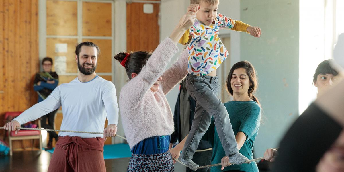 Családi nap a Jurányi Inkubátorházban: zenés-táncos workshop Déri András és Luca Izabella táncművészek vezetésével