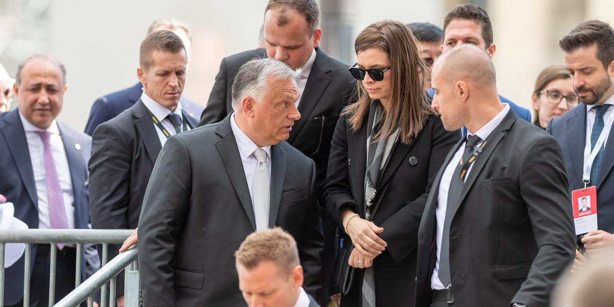 Orbán Viktor és Sára a Kossuth téren 2023-ban. A kormányfő mögött Szokira Tamás, Sára férje 