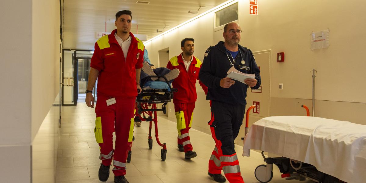  Osztrák mentők beteggel a bécsi kórházban. Ha magyar páciensről van szó, akkor a HYDRA-rendszeren keresztül kell, pontosabban kellene egyeztetni az ellátás költségeit