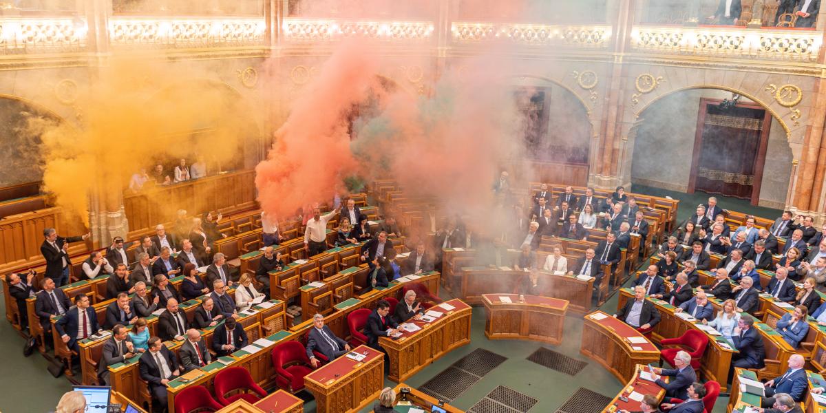 Szokatlan jelenetek a Parlamentben: tiltakozásképp füstgyertyákat gyújtottak az ellenzéki oldalon
