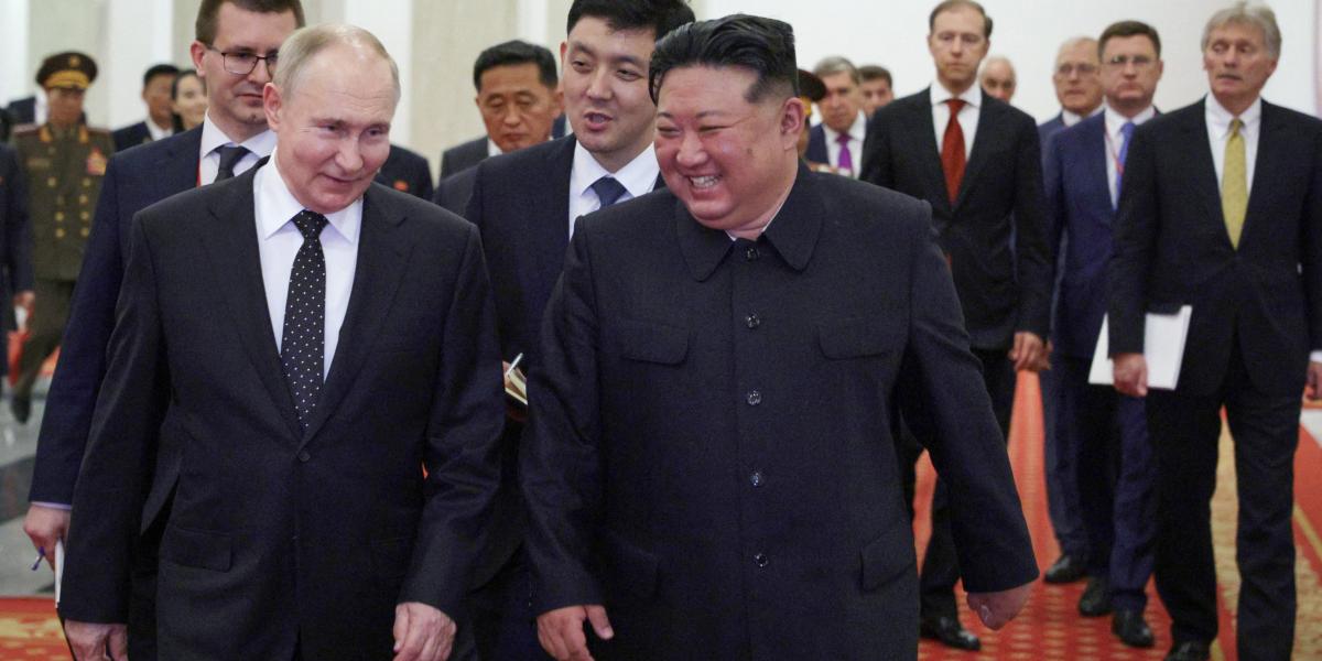 Vlagyimir Putyin orosz elnök és Kim Dzsongun észak-koreai vezető Phenjanban, 2024. június 19-én