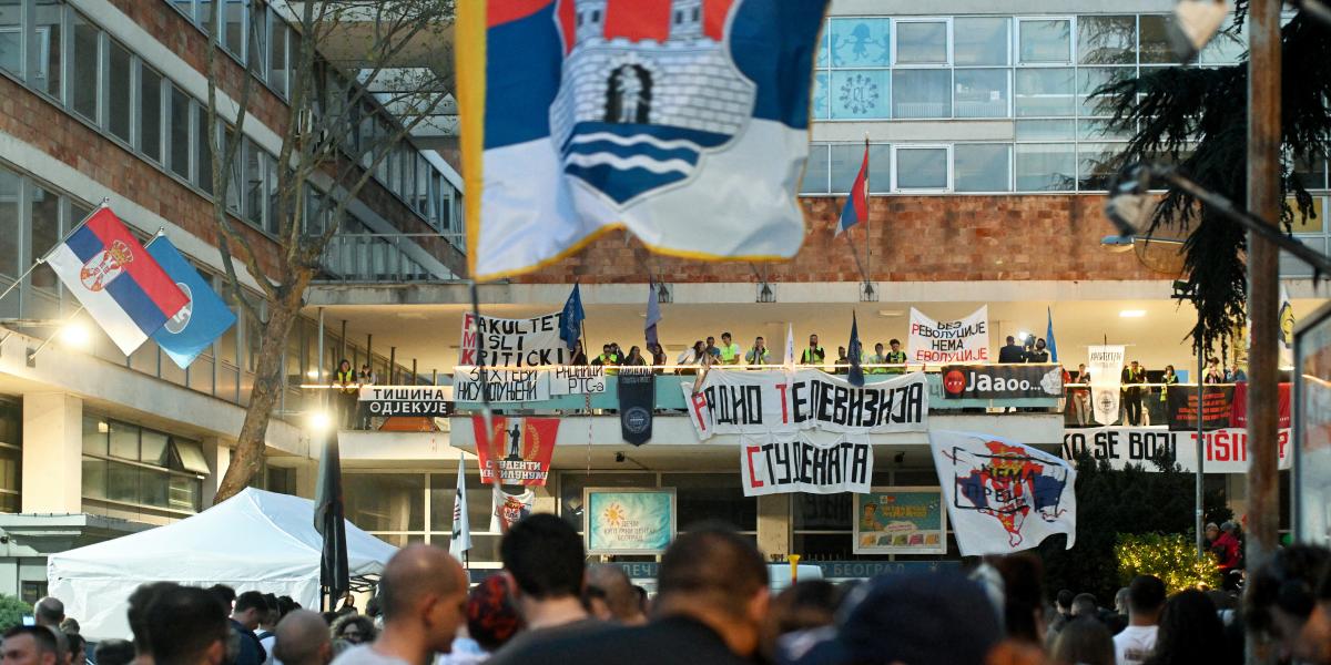 Már lassan két hete tart a szerb állami tévé, az RTS blokádja