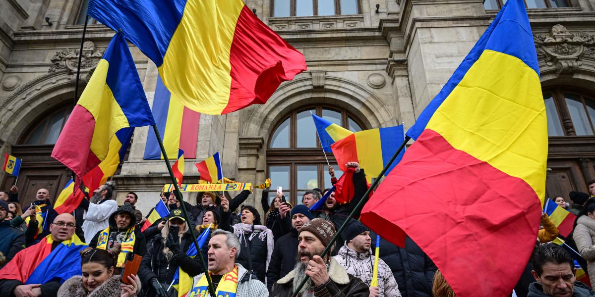 Călin Georgescu hívei tiltakoznak a román alkotmánybíróság épülete előtt a taláros testület döntése ellen