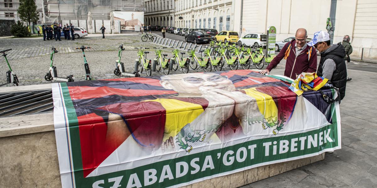 Tibetet Segítő Társaság tiltakozása a Deák téren Hszi Csin-ping kínai elnök budapesti látogatásának idején 2024. május 8-án