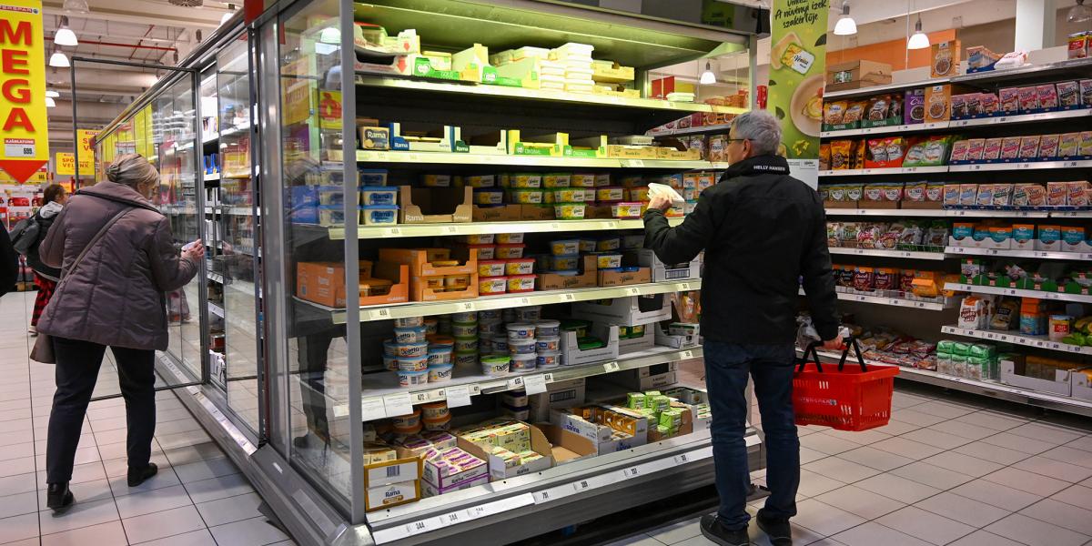 A kiskereskedők igyekeztek nem áthárítani az árrésstop miatti veszteségeiket, mert azt remélik, május végén kivezeti azt a kormány