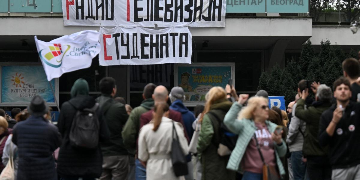 Egyetemisták blokádja a szerb közmédia épületénél 2025. április 15-én. 