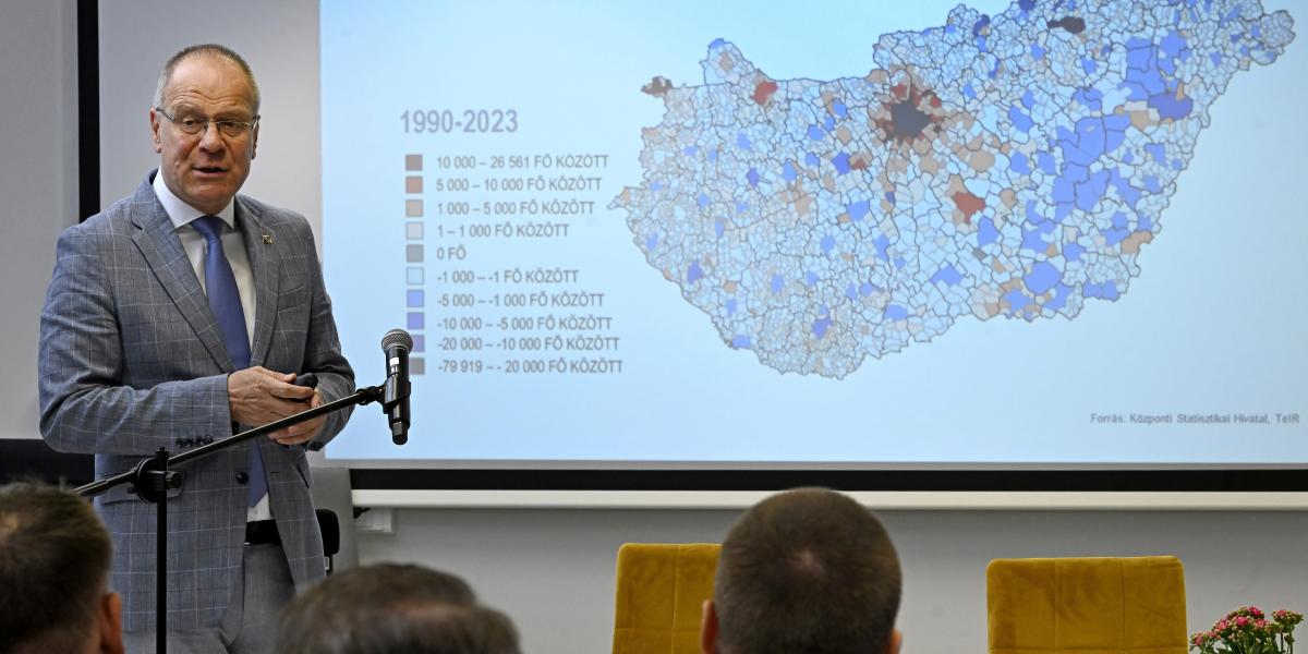 Navracsics Tibor a Lakás, lakáspolitika, lakhatás a XXI. században című konferencián 2025. április 29-én