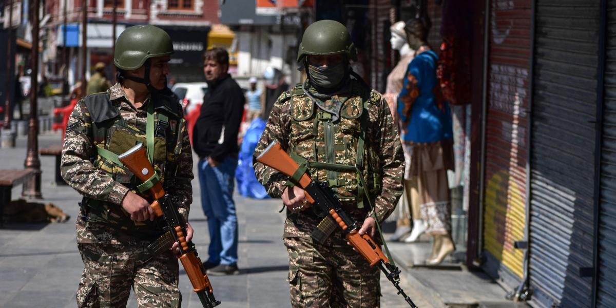 Indiai járőrök a kasmíri Srinagar városában április 29-én 