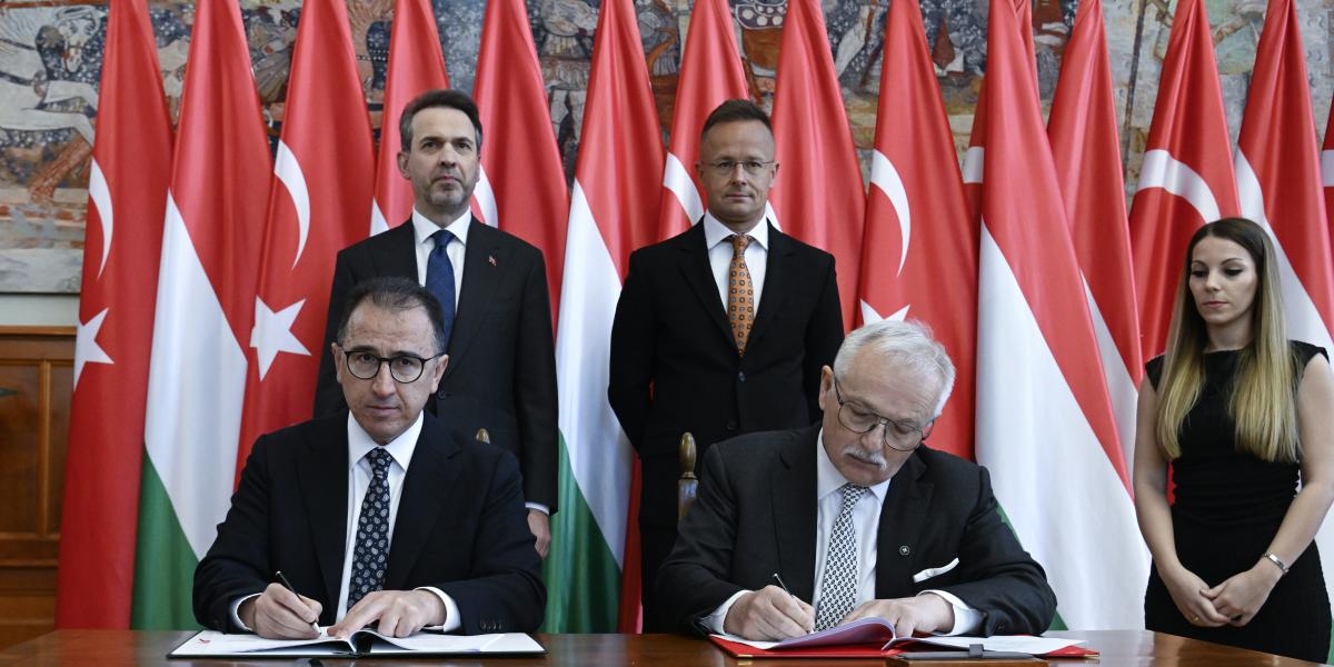 Ahmet Türkoglu, a török TPAO vezérigazgatója és Hernádi Zsolt, a MOL elnök-vezérigazgatója koncessziós szerződést ír alá Alparslan Bayraktar török energetikai miniszter és Szijjártó Péter találkozóján április 30-án 