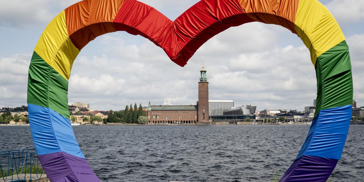 Illusztráció: A stockholmi városháza egy szivárványos szív mögött a 2024-es Stockholm Pride idején 