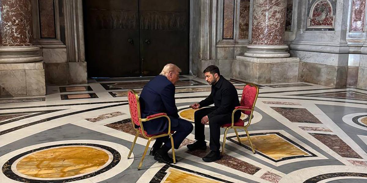 Donald Trump és Volodimir Zelenszkij négyszemközti tárgyalása a vatikáni Szent Péter-bazilikában