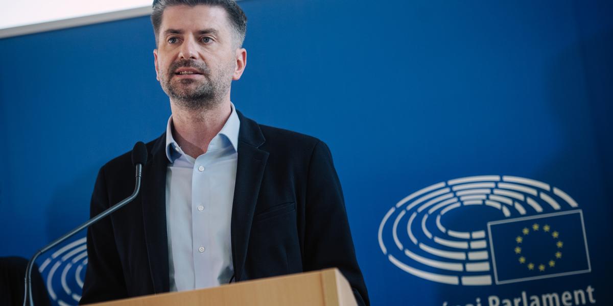 Krzysztof Śmiszek azt mondta lapunknak, Magyarország nagyon messze van az alapvető demokratikus értékektől, az autoriter állam mindenhol jelen van