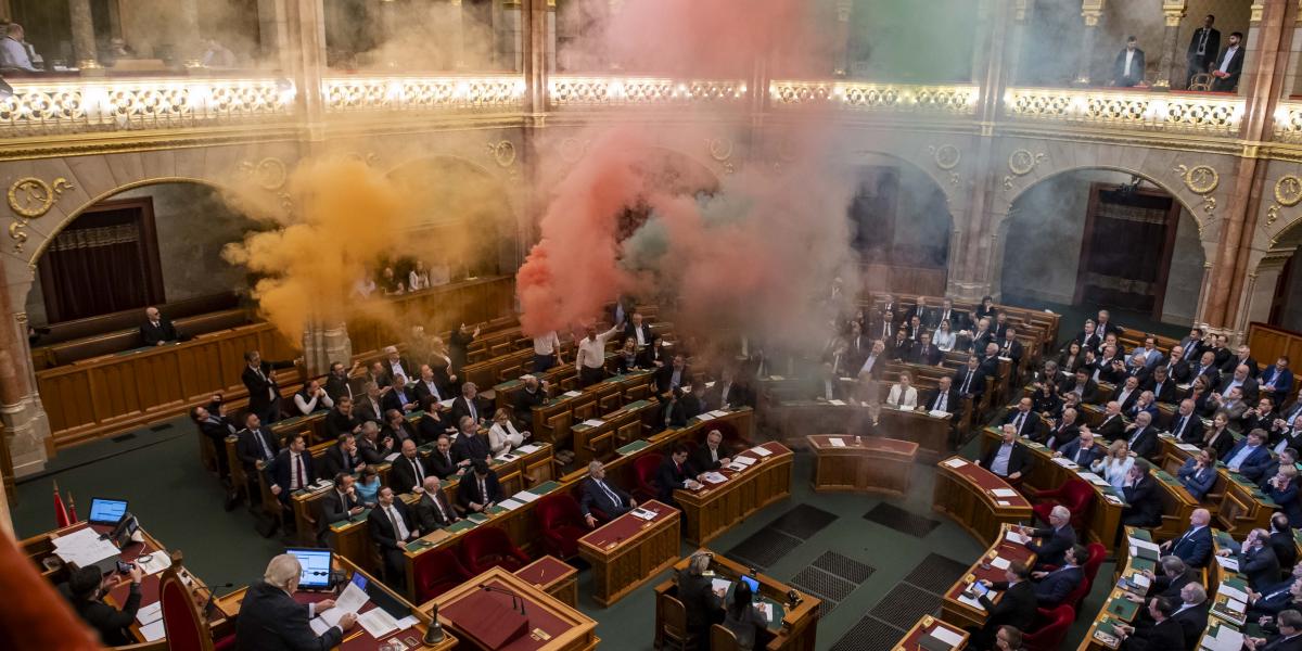 Elfüstölt milliók. Erős ellenzéki jelzés, kemény házelnöki retorzió