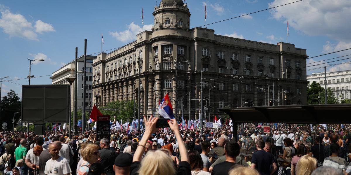 Tüntetők Belgrádban a szerb kormány épületénél 2025. május 1-jén